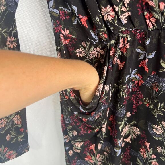 BCBGeneration NWOT Vneck Faux Wrap Dress Black Floral Long Sleeves Sz XS - Picture 4 of 8